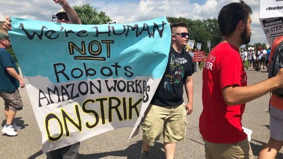 2019 年 7 月 15 日，亚马逊设施工人在明尼苏达州沙科皮抗议。图片来自：cnbc