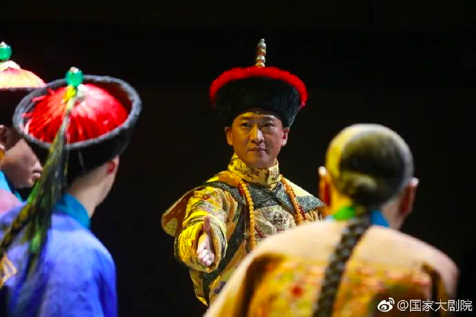 财务自由后，周杰重新开始演话剧《北京法源寺》。/国家大剧院微博