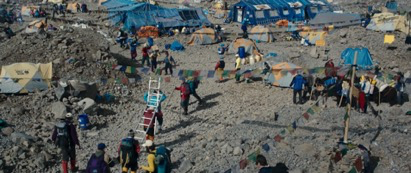 《绝命海拔》中的珠峰大本营，拥挤的人和帐篷