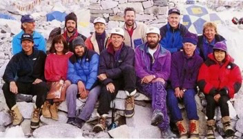 1996年，冒险顾问队全体成员登珠峰前的大合照<br>