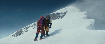 《绝命海拔》里，即将到达山顶的霍尔和汉森<br>