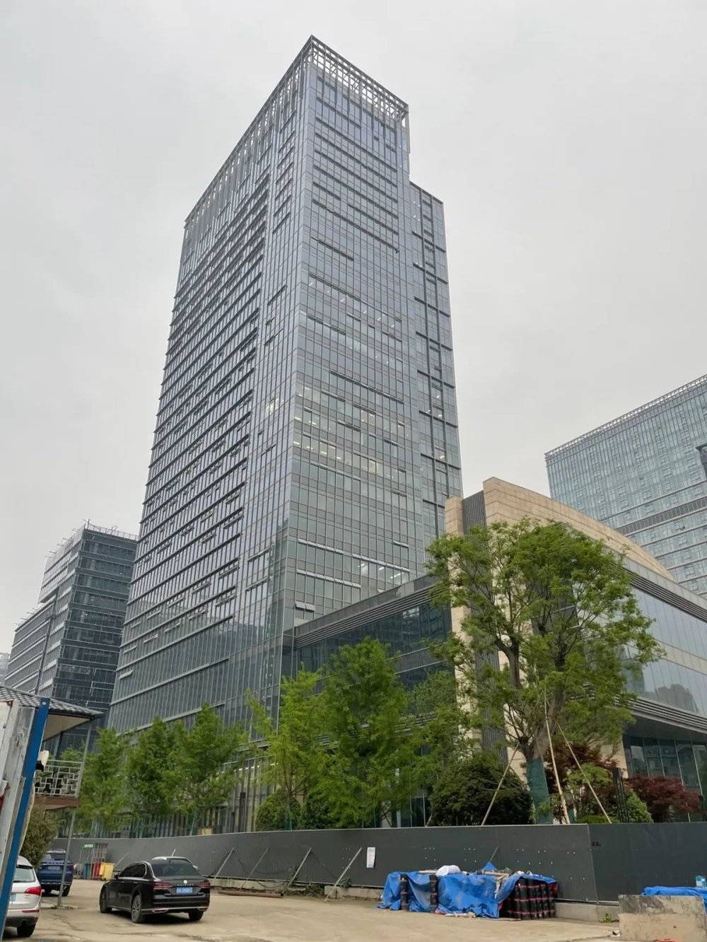 正在装修的字节跳动杭州滨江办公室坐落于滨江区滨河路598号的星耀中心一号楼，总投资高达4200万