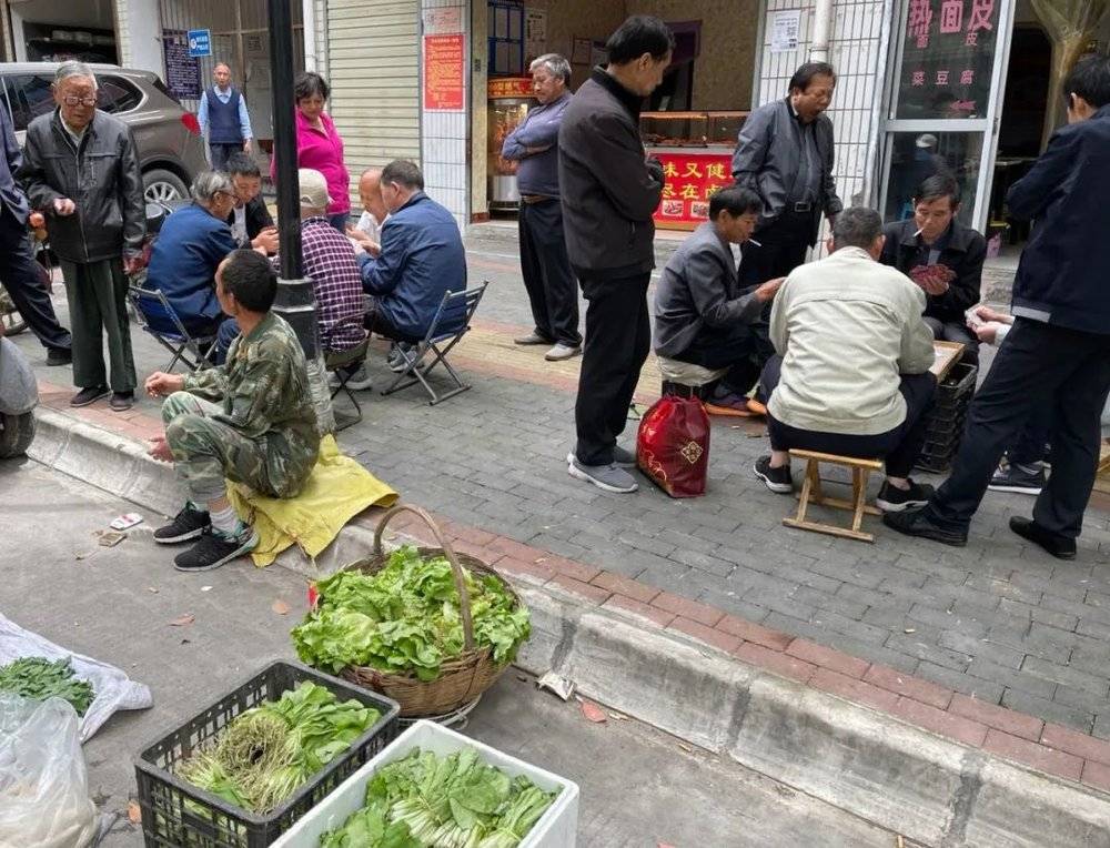 路边有人围观的地方，就有“八十分”牌局，图/时代周报记者陈佳慧摄