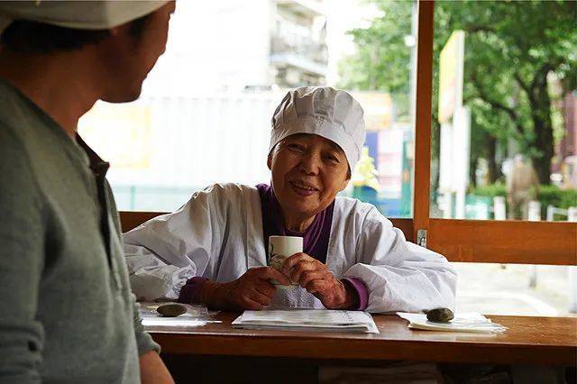 《橙沙之味》中的身患麻风病的老人通过做铜锣烧得到了内心的安宁。<br>