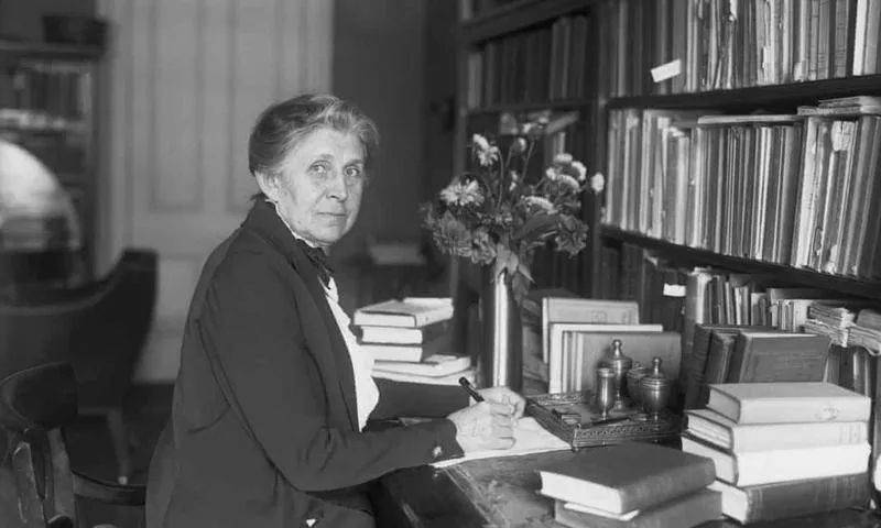 扒粪记者艾达·塔贝尔，1921年。她对洛克菲勒家族垄断石油行业的调查，让她成为调查记者的榜样性人物。<br>