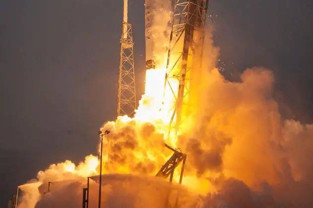 马斯克之所以敢采用“屡炸屡试”的研发方式，底气在于SpaceX具备工业化批量交付火箭的能力。