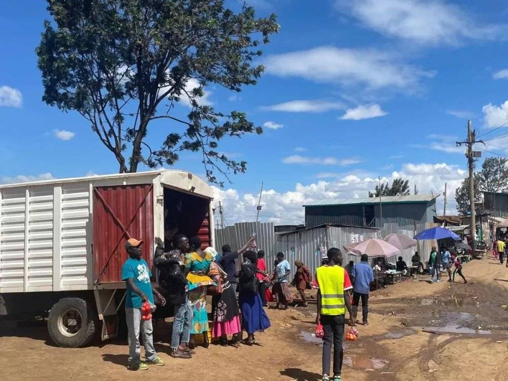 我们的卡车在非洲最大的贫民窟基贝拉卖货