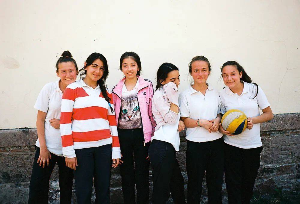 法提赫区，一群正在课间休息的女中学生。<br>