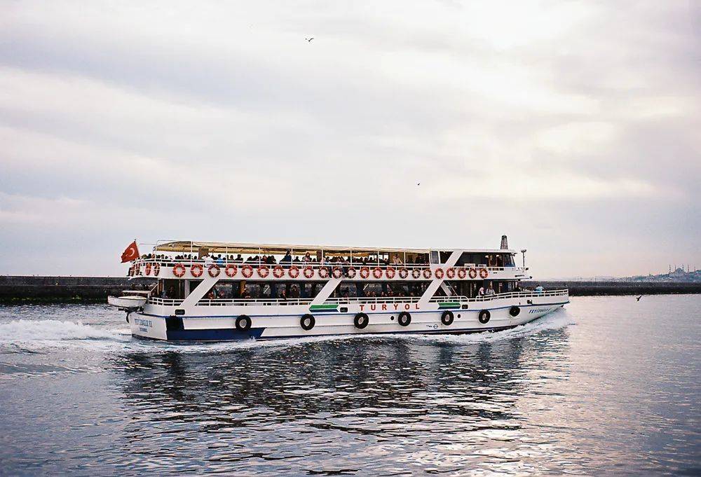 一艘从于斯屈达尔Turyol码头出发的邮轮，乘载着来自世界各地的游客，即将“迎接博斯普鲁斯的湍流”。在帕慕克看来，伊斯坦布尔的力量正是来自博斯普鲁斯，它歌颂着这座城市的生命、欢乐和幸福。<br>