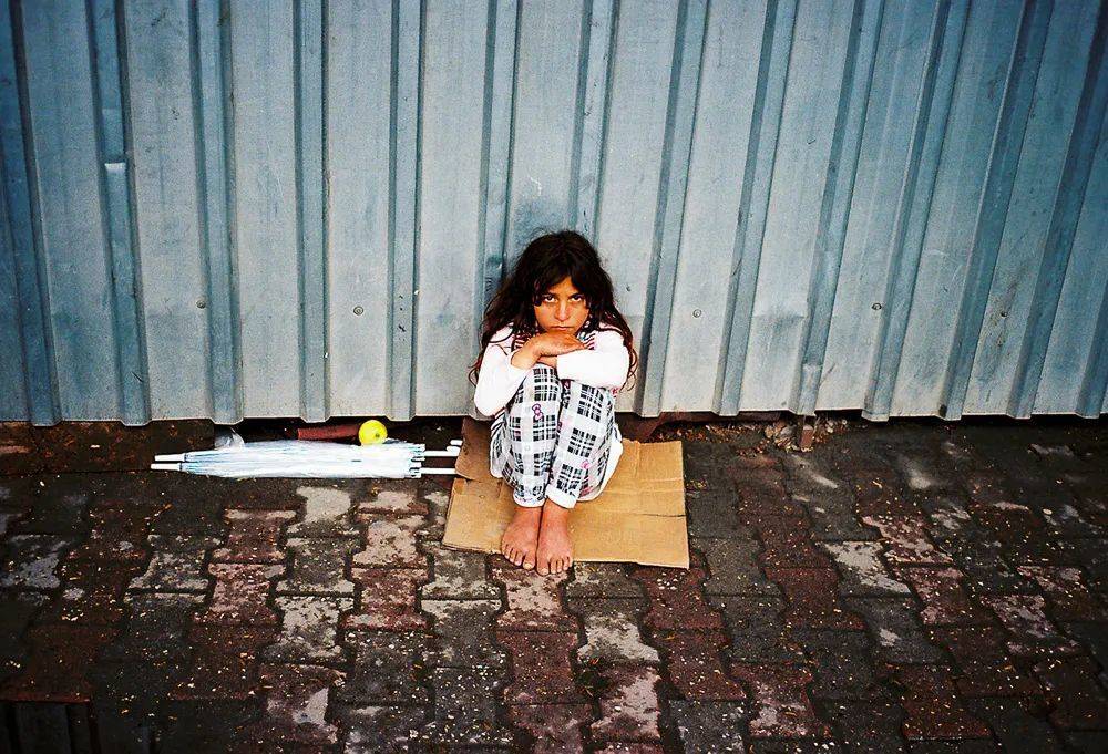 Kemeralti海滨大道上，一个在路边乞讨的库尔德小女孩。<br>