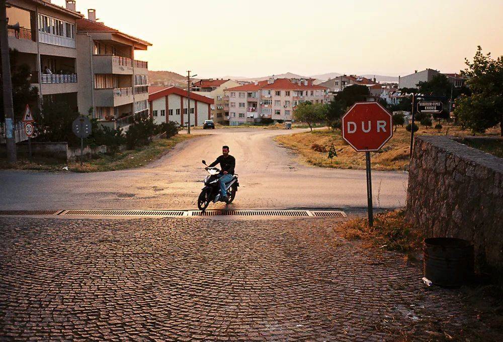 黄昏的郊外，一名骑着摩托车的男子从十字路口驶过。在帕慕克笔下，“呼愁”就像忧伤的帝国斜阳，笼罩着整座城市。<br>