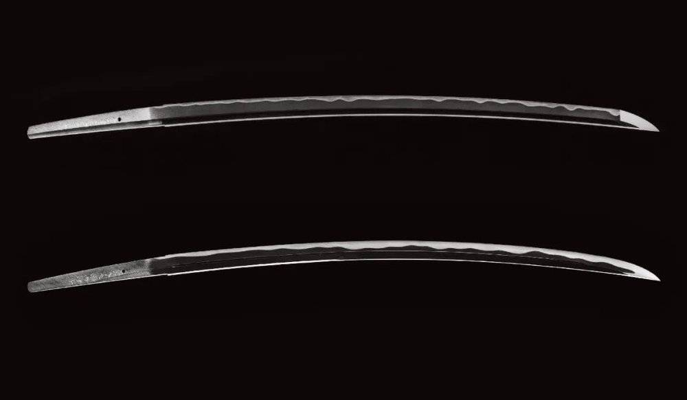 上：宫入师傅为高仓健打造的佩刀，仿制的是日本南北朝时代的一振刀。下：宫入师傅根据想象独创的仿日本南北朝时代的一振刀。（《刃上人生》）<br>
