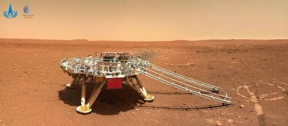 “中国印迹”图。“祝融号”火星车行驶到着陆平台东偏南60°方向约6米处，拍摄的着陆平台影像图，可清晰地看到着陆平台上的五星红旗和火星地表细节。<br>