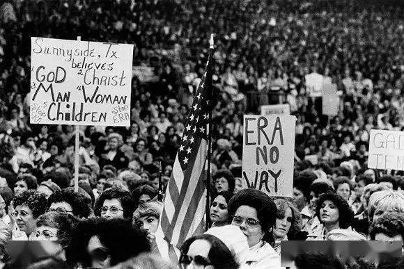 1977年11月，《平等权利宪法修正案》反对者集会。<br>