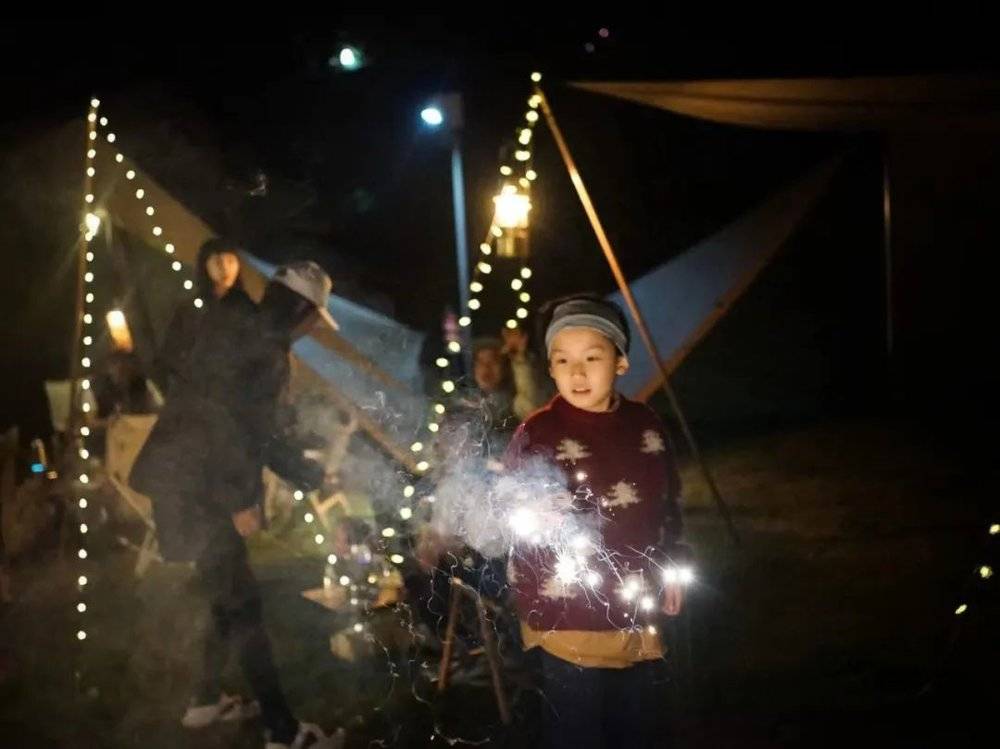 跨年露营，灯串可以增加氛围<br>