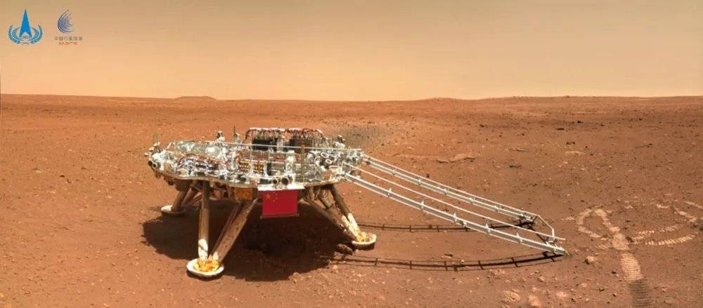火星车在着陆平台东偏南60°方向约6米距离处拍摄（注意国旗左侧的熊猫和灯笼，那个是2022年北京冬奥会和冬残奥会吉祥物） | CNSA<br label=图片备注 class=text-img-note>