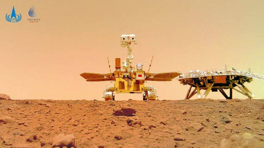 火星车行驶至着陆平台南向约10米处，从车底释放分离相机，摆好拍摄位置之后再回到着陆平台旁边。分离相机拍摄的照片先传给火星车，再由火星车传给天问一号环绕器，由环绕器中继传回地球 | CNSA