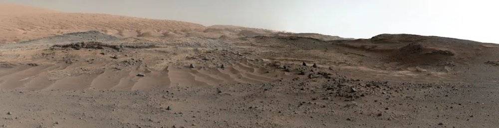 2015年4月10-11日，好奇号火星车桅杆相机拍摄的火星景色，祝融号的导航与地形相机在旅途中也会不断拍摄各种火星景色 | NASA/JPL-Caltech/MSSS/PIA19803
