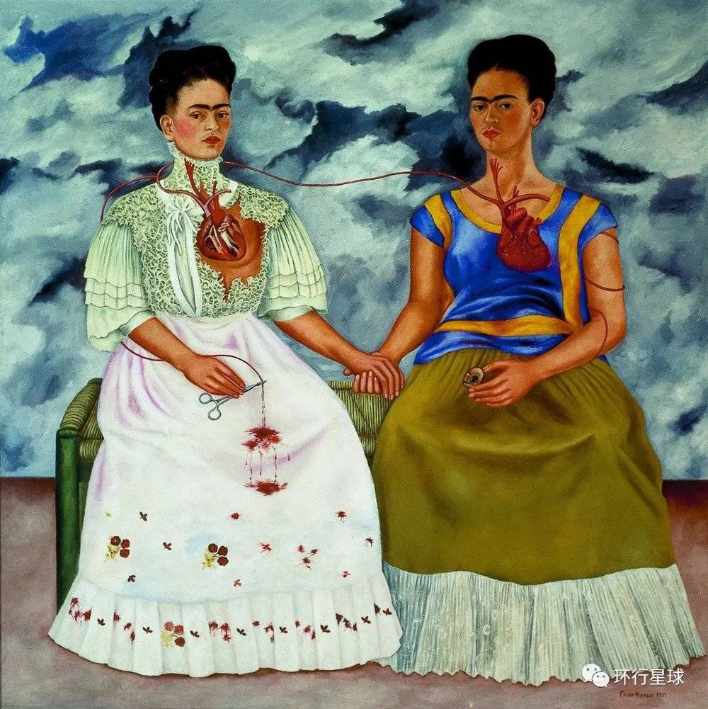 弗里达的名作之一《两个弗里达》，右边是身着传统特万特佩克（Tehuana）礼服的她，代表着墨西哥的她。<br>