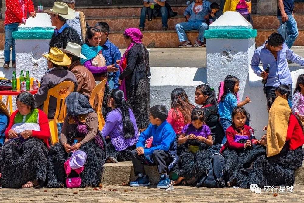 Chamula身穿黑色羊毛裙的本地妇女和儿童，图：medium.com/@matt_86656