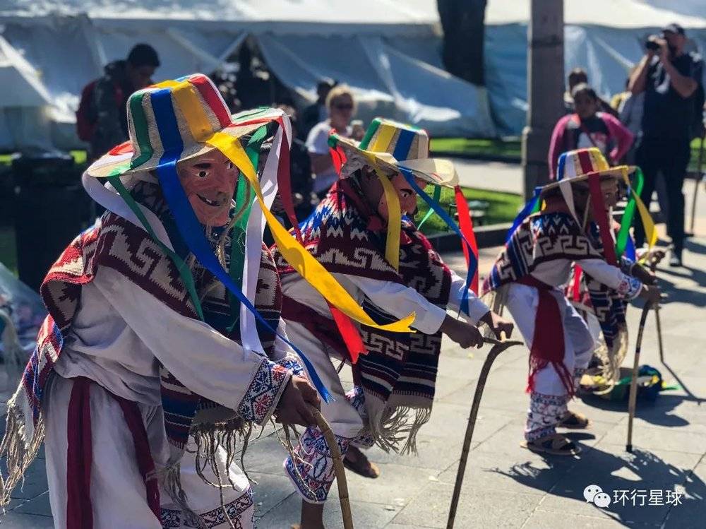 墨西哥purépecha原住民在亡灵节前的表演<br>