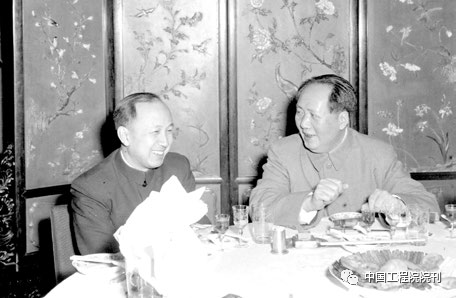 1956年2月，毛泽东同志和钱学森同志在中国人民政治协商会议全国委员会于中南海怀仁堂举行的宴会上交谈。新华社照片