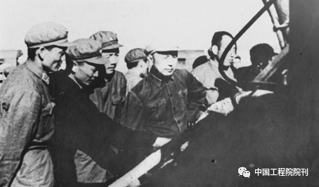 1960年，钱学森（前左四）在某导弹基地指导工作。新华社照片<br>