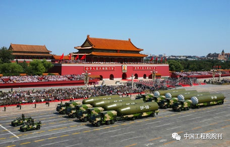 2015年9月3日，中国人民抗日战争暨世界反法西斯战争胜利70周年纪念大会在北京隆重举行。这是洲际核导弹第二方队通过天安门广场。新华社记者庞兴雷摄<br>