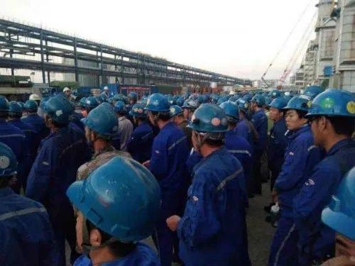 2019年2月，李金辉和他的工友们在文莱石油储备基地（受访者供图）<br>