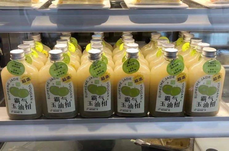 奈雪店面内摆放的油柑汁。摄影：陈敏<br>