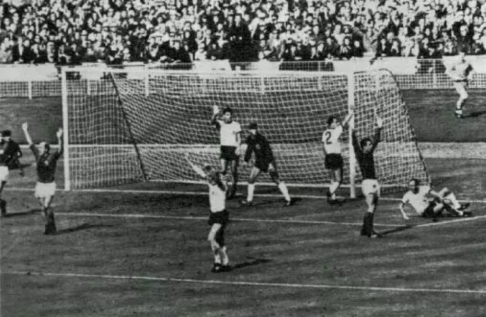 1966年世界杯，英格兰队门线悬案时还没有广告牌<br>