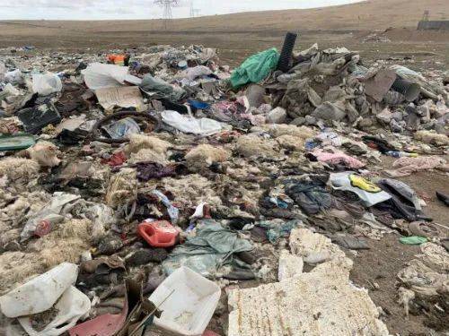 （2021年6月11日，从拉萨方向出发前往西宁的旅行者，在青藏公路五道梁地段附近拍到的巨大露天垃圾带。）<br>