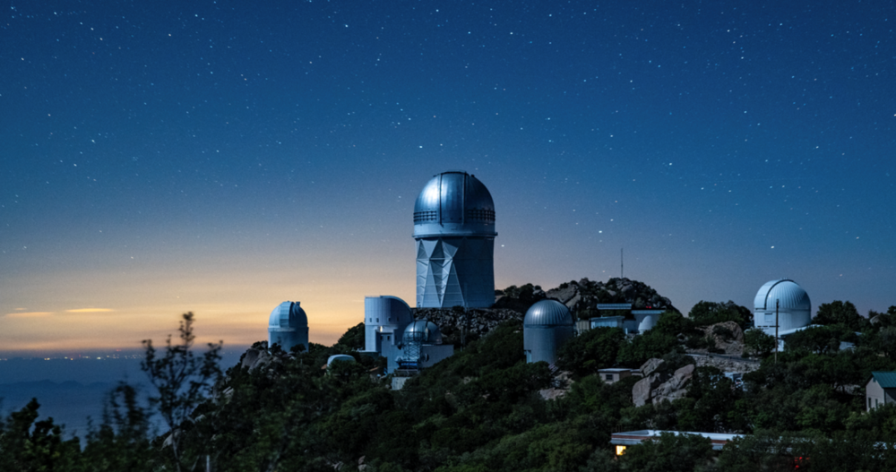 图5：基特峰的夜景，位于最高处的建筑为4米Mayall望远镜的圆顶。图片由作者提供。