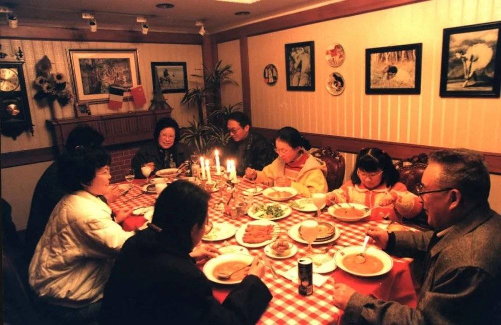 1999年春节，一上海家庭在红房子吃年夜饭/金定根 摄<br>