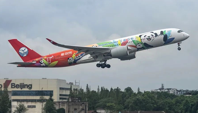 川航选用编号为B-306N的熊猫彩绘涂装A350飞机执飞首航航班