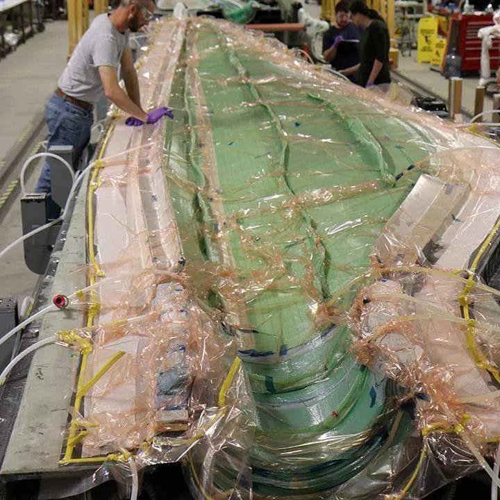 美国可再生能源实验室的科学家正在制作热塑性树脂叶片（图片来源：nrel.gov）<br>