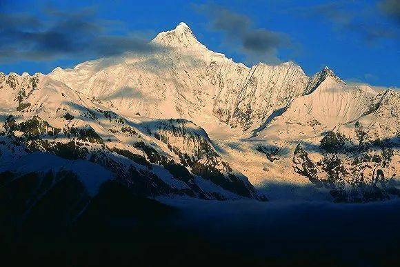 海拔6740米的卡瓦格博  摄影：小林尚礼 出版社供图<br>