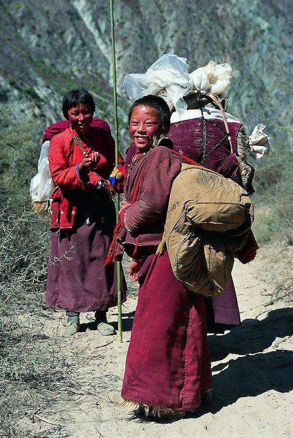 穿着冬装僧袍，走在察瓦龙干热河谷转山路上的少年僧侣  摄影：小林尚礼 出版社供图<br>