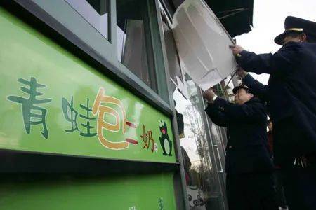 上海一奶茶店因店名违背“社会良好风尚”被责令整改，2007年<br>