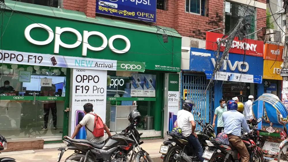 孟加拉首都达卡，其街头商店里出售OPPO和vivo智能手机/Syful Islam<br>