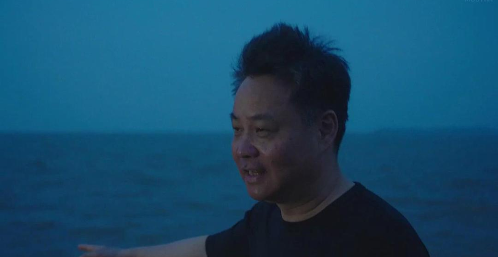 纪录片《一直游到海水变蓝》中的余华<br>
