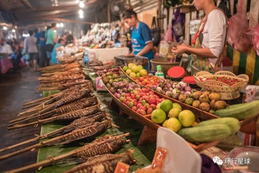 拉邦夜市，贩卖各种烤鱼和水果。图：filmlandscape / Shutterstock