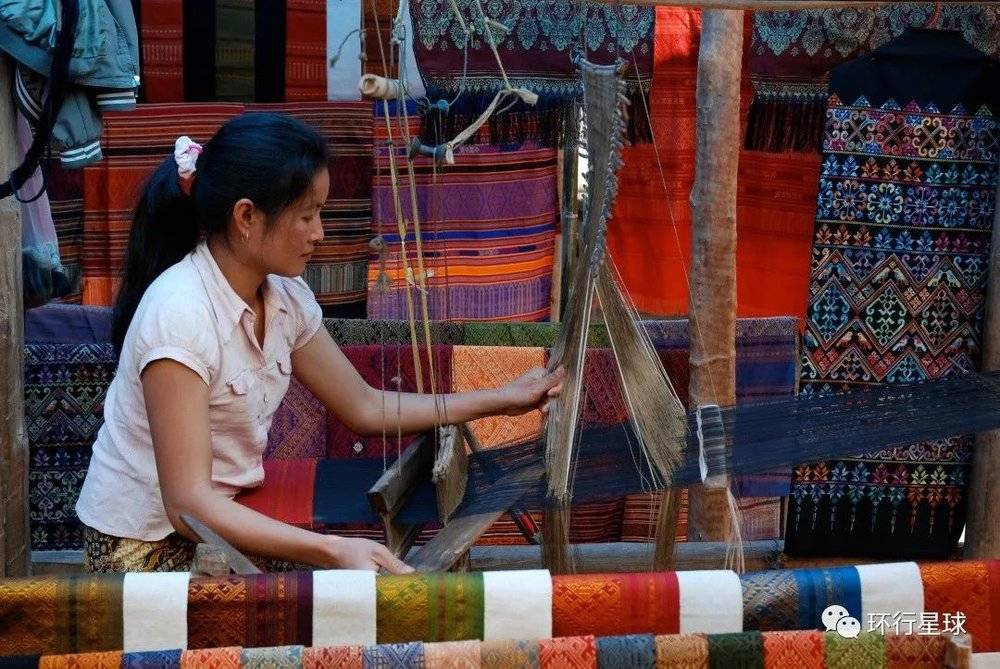 琅勃拉邦的纺织业很发达，当地人以及国内外的游客都会买布和丝绸来制作筒裙、披肩等老挝传统服饰。图：Det-anan / Shutterstock