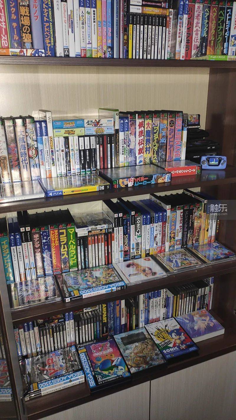 濑川裕隆的收藏品，他说，近几年自己的收藏观念已经改变，放弃了“全收集”的目标，只注重那些真实喜爱过的游戏，并且关注世嘉的新游戏<br>
