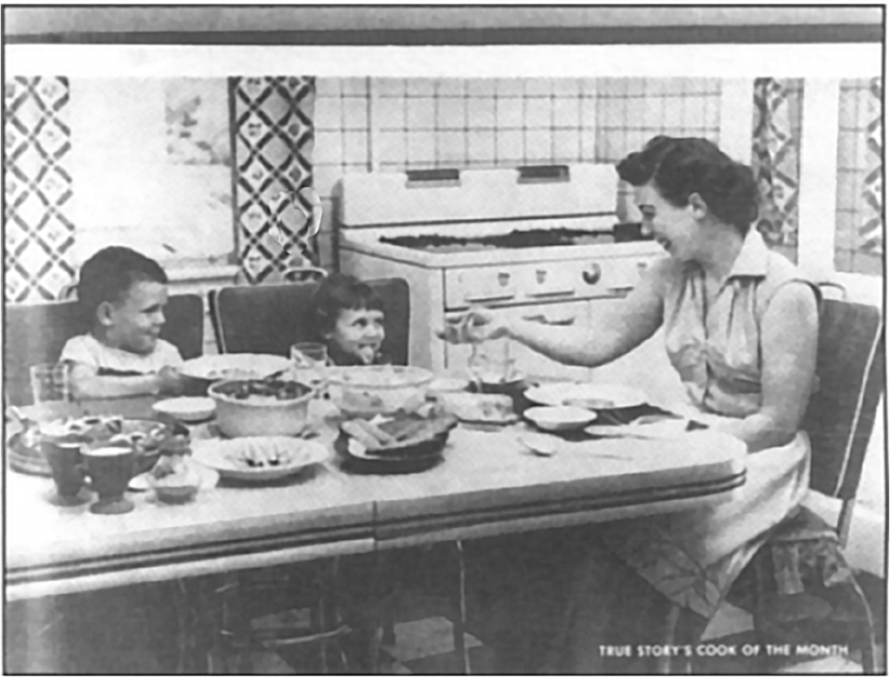 1953 年，夜班工人玛丽·布鲁尔每天要为全家做一日三餐。孩童圆滚滚的面庞、女主人厚实的臂膀与拥挤的餐室布局相当搭配<br label=图片备注 class=text-img-note>