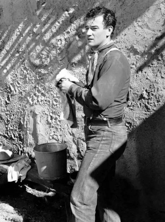 1938 年，约翰.韦恩在《关山飞渡》中穿着 Levi 501 牛仔裤，迅速走红。韦恩的扮相很大程度上定义了下一代观众对牛仔形象的想象<br label=图片备注 class=text-img-note>