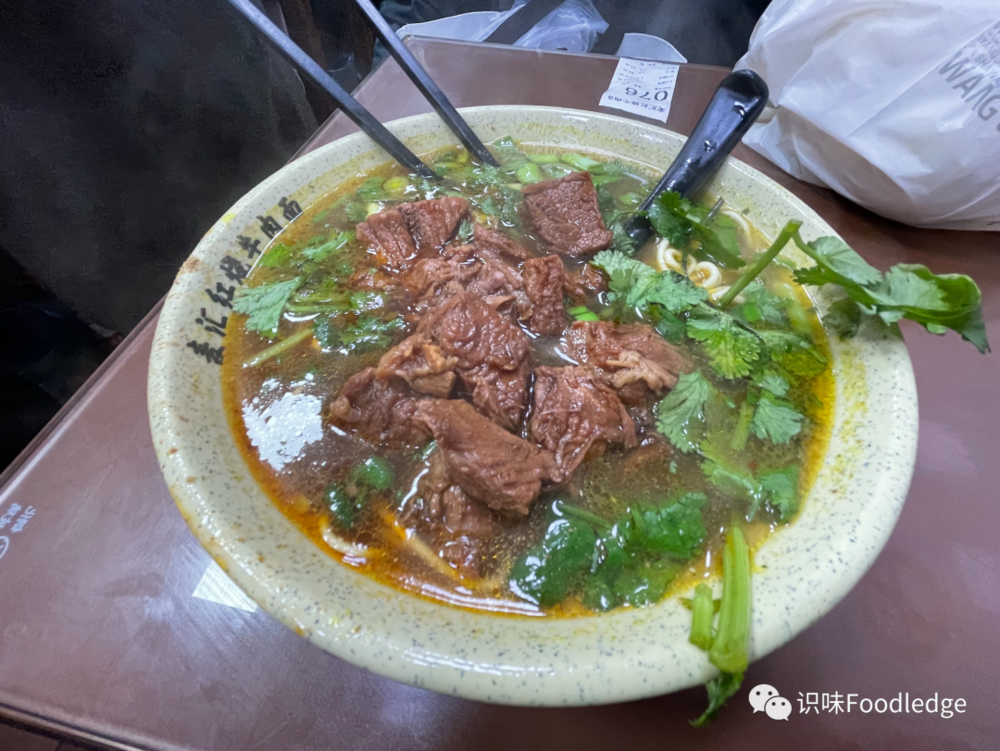 这碗小份红烧牛肉面是一份典型的上海河南拉面
