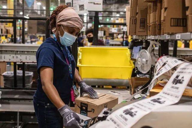在美国北卡罗莱纳州亚马逊仓库中，工作人员正准备将客户的包裹发送出去