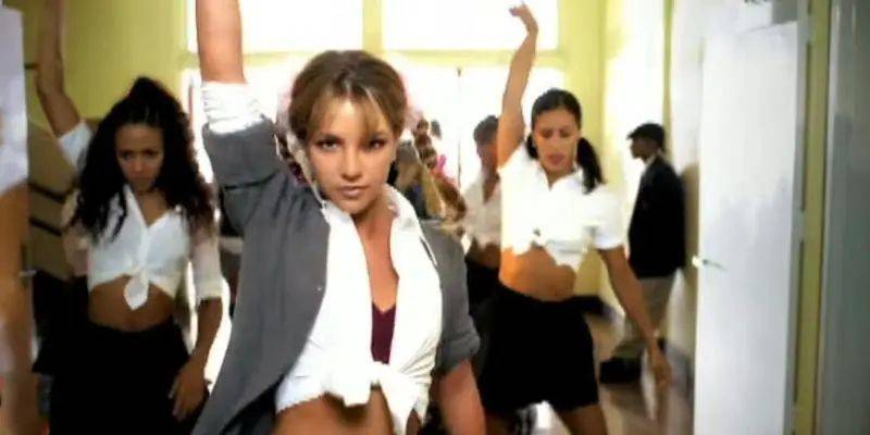 1998年布兰妮的出道单曲《...Baby One More Time》，一推出便获得了全球性的商业成功，在众多国家单曲榜夺冠，以1000万销量成为世界畅销单曲之一。<br>