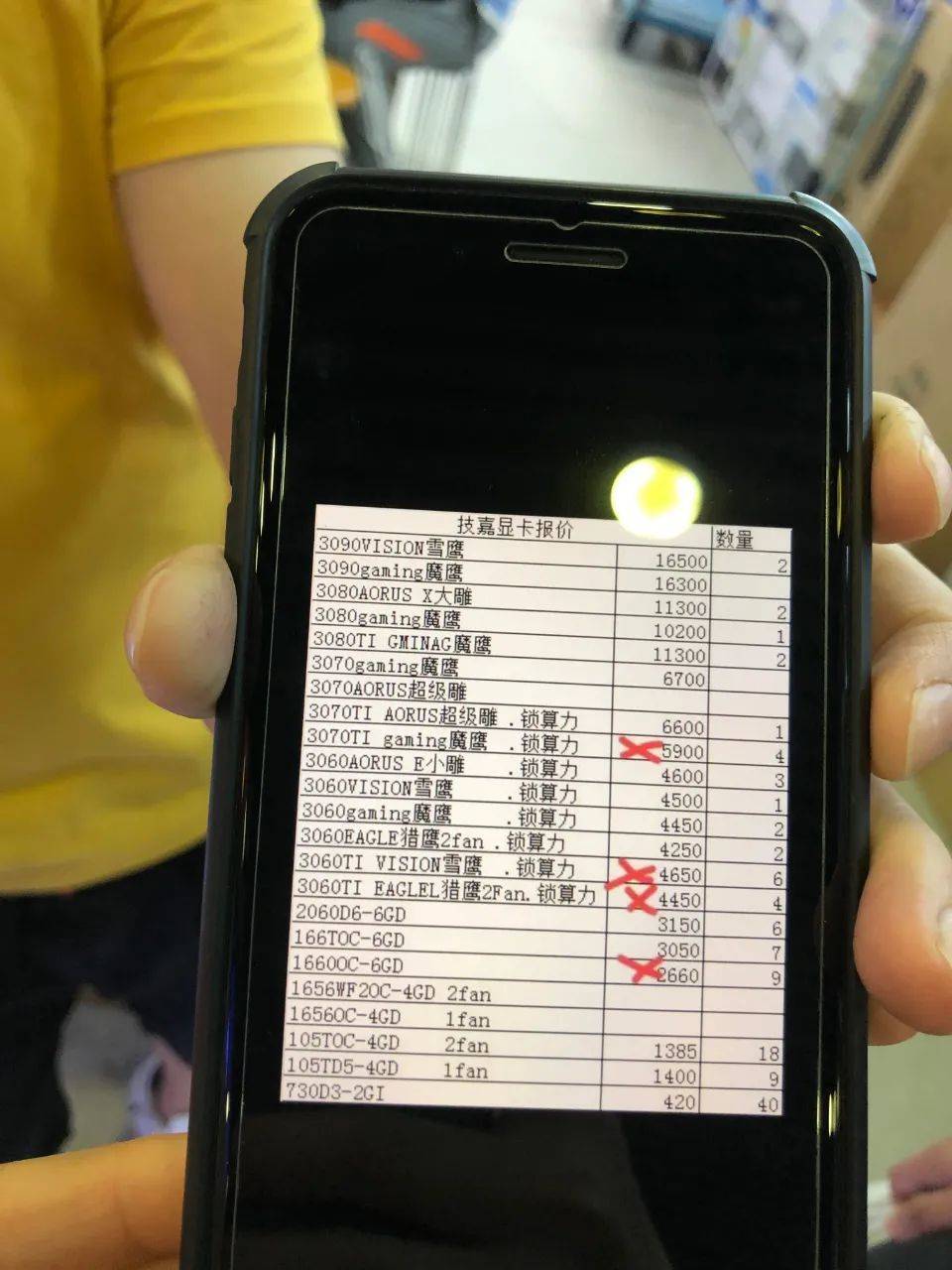 在深圳华强北，一位店铺带“矿”字的老板给出的热门显卡报价。（图片来源：时代周报记者 摄）<br>